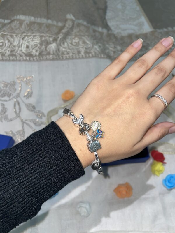 Classic Elegance Chain Bracelet - Image 3