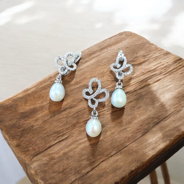Lustrous Elegance Pearl Jewelry Set